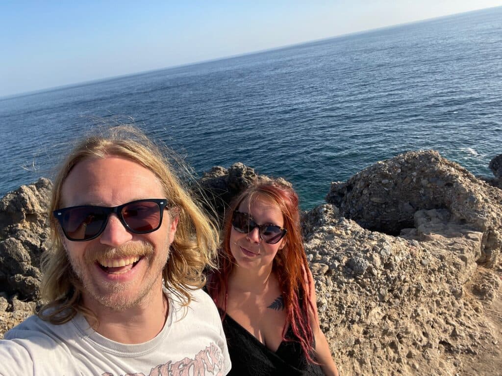 Selfie zweier Personen an einer felsigen Küste