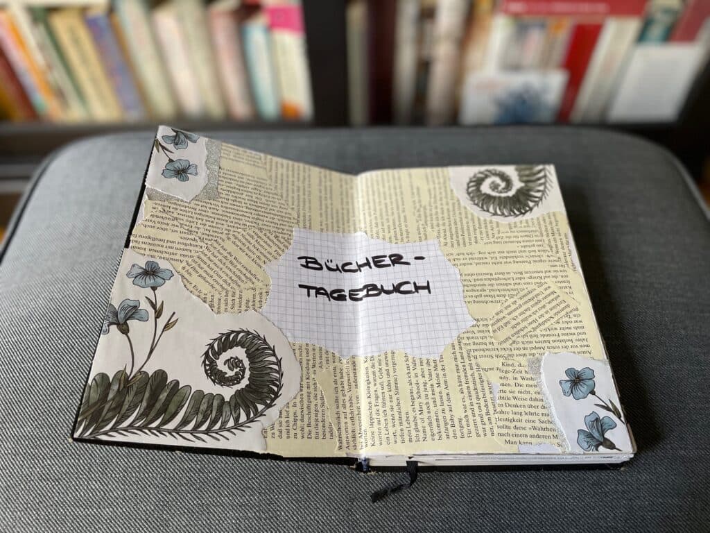 Aufgeschlagenes, handgestaltetes Büchertagebuch mit floralen Illustrationen