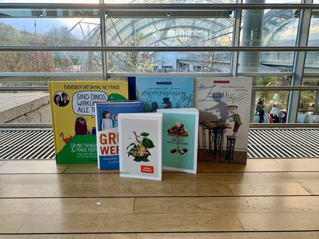 Bücher, Lesezeichen und Messegeschenke auf einer Fensterbank der Leipziger Buchmesse