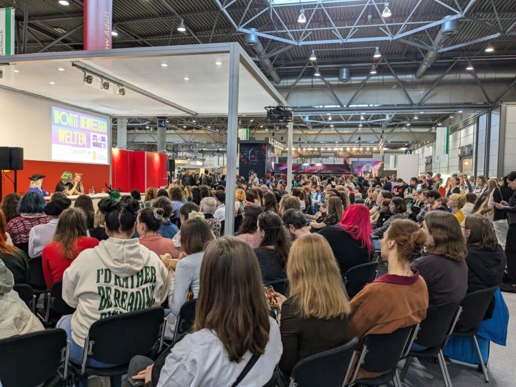 Dichtes Publikum vor einer Veranstaltungsbühne der Leipziger Buchmesse