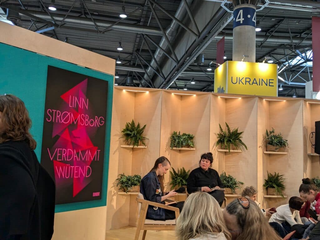 Besucher am ukrainischen Gemeinschaftsstand der Leipziger Buchmesse